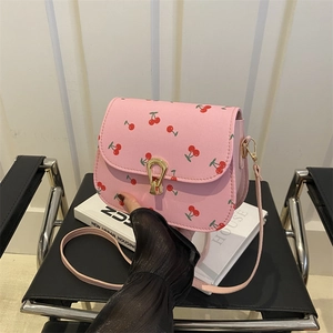 Sacoche rose avec imprimé cerise en similicuir avec boucle dorée et bandoulière