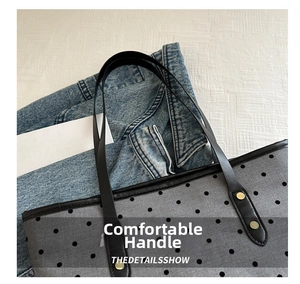 Détail du sac cabas à pois avec poignées noires et rivets dorés élégants