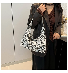 Vista dettagliata della borsa tote con stampa leopardata indossata a spalla per l'autunno