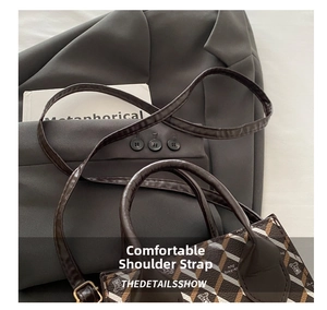 Détail du sac bandoulière marron café avec motif géométrique triangulaire et logo ours