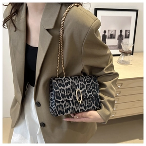 Fashionable leopard print crossbody bag with gold chain strap and U-shaped buckle detail