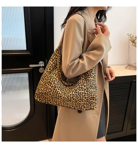 Dettaglio della borsa hobo leopardata con spalline in pelle marrone e tessuto in tela morbida