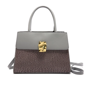 Sac à main gris en cuir gaufré crocodile avec boucle dorée et bandoulière réglable