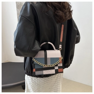 Vue arrière d'un sac bandoulière géométrique color-block avec chaîne en métal doré chic