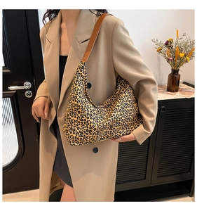 Borsa tote leopardata con manici in pelle marrone e ampia capienza per il lavoro