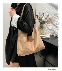 Détail du sac hobo en daim camel montrant le design minimaliste et sa texture