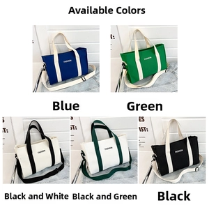 Vue détaillée de cinq sacs cabas en toile bicolores avec bandoulières et logo imprimé