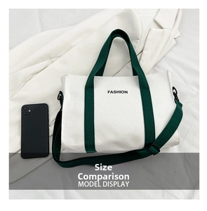 Comparaison de taille d'un sac cabas en toile blanche avec bandoulière verte