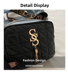 Détail du sac à bandoulière en cuir noir matelassé avec logo S doré et gland à franges