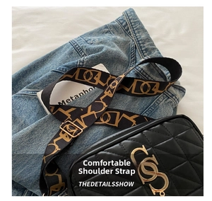 Détail du sac bandoulière matelassé noir en PU avec logo doré et sangle en jacquard