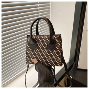 Détail du sac bandoulière vintage avec motif d'ours et texture cuir matelassé