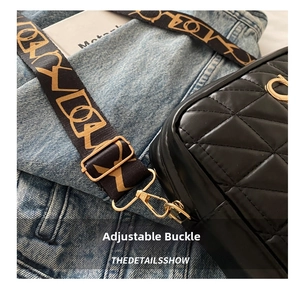 Détail de la boucle dorée réglable et de la bandoulière tissée sur le sac noir matelassé