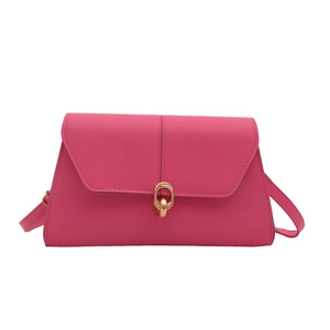 Sac sous le bras rétro rose vif en cuir PU avec boucle dorée et bandoulière réglable