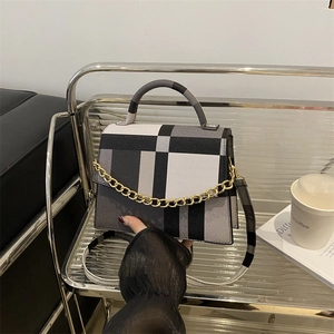 Sac bandoulière à carreaux tricolore avec chaîne dorée et poignée supérieure au style moderne