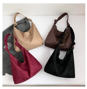 Vue détaillée de quatre sacs cabas en daim de couleurs assorties avec poignées nouées