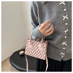 Détail du mini sac bandoulière rose avec imprimés géométriques et motifs d'oursons