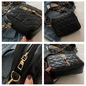Vue détaillée du sac bandoulière matelassé noir avec finitions dorées et sangle large