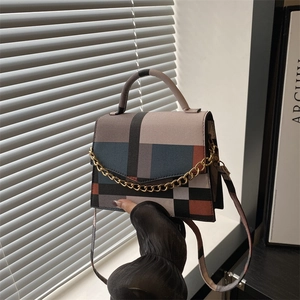 Sac bandoulière chic à blocs de couleurs géométriques avec chaîne dorée et poignée