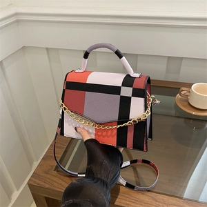 Sac à bandoulière moderne à blocs de couleurs géométriques et chaîne dorée