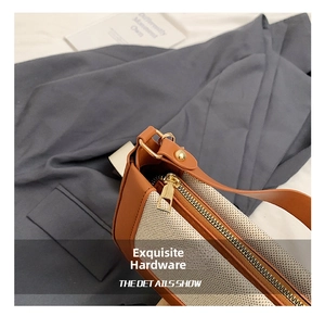 Dettaglio della chiusura dorata e del bordo in pelle marrone su borsa beige in rete