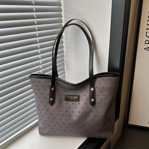 Sac fourre-tout gris à motifs cœurs rouges avec de fines bandoulières noires élégantes