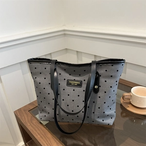 Sac fourre-tout à pois avec anses en cuir noir pour un style décontracté