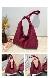 Détail du sac hobo en daim bordeaux avec bandoulière nouée et texture mate et douce