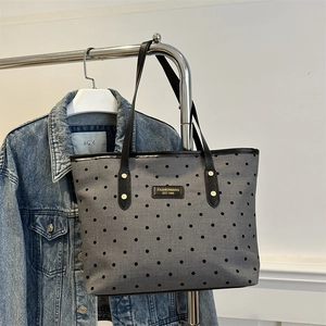 Sac fourre-tout gris à pois avec anses en cuir noir et détails de rivets dorés chic