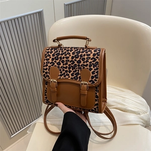Schicker Rucksack mit Leopardenmuster und braunem Kunstleder und praktischem Tragegriff
