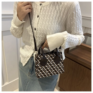 Mini sac cabas à carreaux avec motif ours Daily Story, porté en bandoulière sur mannequin