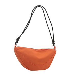 Bolso medialuna naranja minimalista en tela Oxford con correas dobles de cordón negro