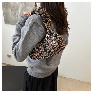 Détail du sac à bandoulière à motif léopard avec poignée plissée élégante