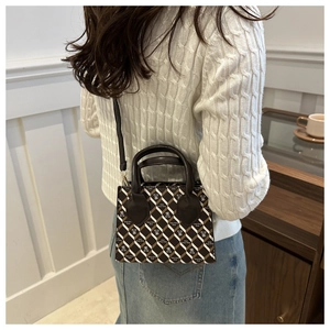 Vue détaillée de dos d'une femme portant le mini sac bandoulière imprimé avec motif ours