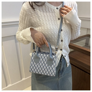 Détail du sac cabas gris géométrique avec bandoulière réglable et doubles poignées