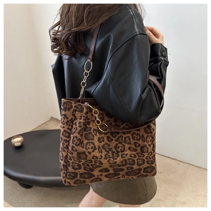 Détail du sac cabas léopard avec texture en daim vintage et bandoulière dorée