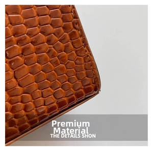 Détail de la texture crocodile marron sur le sac à main tendance pour femme