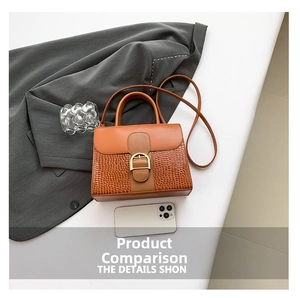 Détail du sac à main marron en cuir gaufré crocodile avec boucle fer à cheval dorée