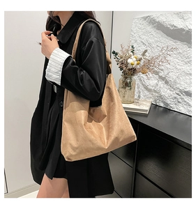 Vue détaillée du grand sac cabas en daim camel avec bandoulière et intérieur spacieux