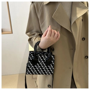 Détail du sac bandoulière rétro à motif géométrique et imprimé couronne chic
