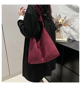 Vue détaillée du sac hobo en daim bordeaux avec bandoulière à nœud minimaliste