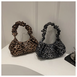 Détail de sacs cabas froncés à motif léopard marron et gris avec poignées plissées élastiques