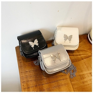 Mini sacs selle à motif anguille noir, blanc et argent avec papillon en métal