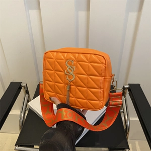 Sac bandoulière matelassé orange avec logo S doré et large bandoulière à motifs