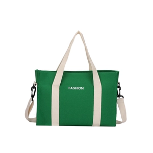 Borsa tote in tela verde con manici bianchi e scritta Fashion su sfondo bianco