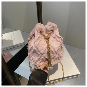 Details der rosa Canvas-Beuteltasche mit gestepptem Muster und Perlen-Kordelzug-Anhängern