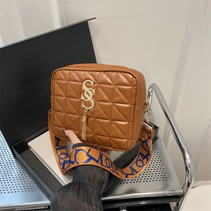 Sac à bandoulière en cuir marron matelassé avec logo doré et large sangle colorée