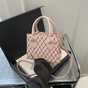 Sac à main rose matelassé avec motifs d'ours, poignée et bandoulière réglable