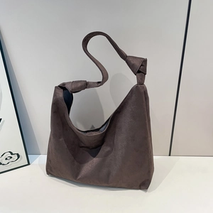 Sac hobo minimaliste en daim marron foncé avec détail de nœud élégant sur la bandoulière