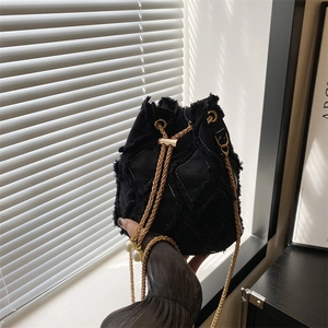 Minimalistische schwarze Denim Beuteltasche mit Fransen und goldener Perlenkette
