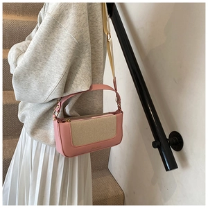 Dettaglio borsa a tracolla patchwork rosa e beige con tracolla in tela regolabile